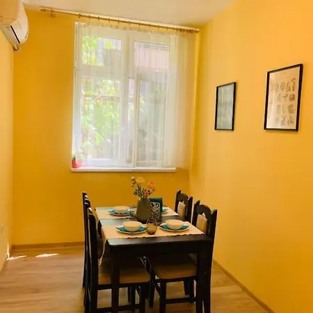 Spacious Retreat With Terrace And Garden *