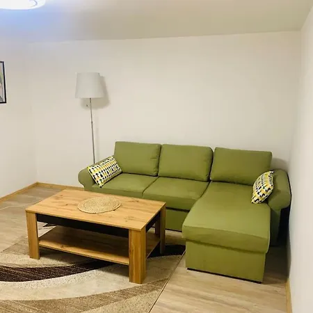 Spacious Retreat With Terrace And Garden Apartman